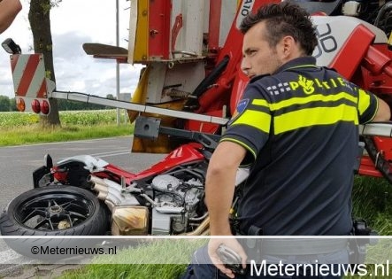 motorrijder onder maaier tractor in Eursinge3