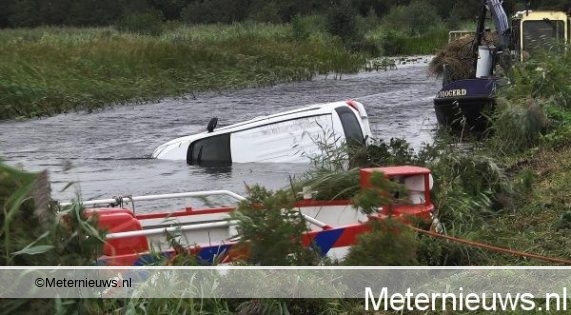 auto duikt water giethoorn in