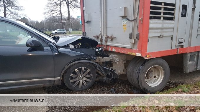 Auto botst op aanhanger