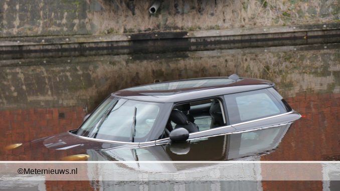 Auto te water in Veendam