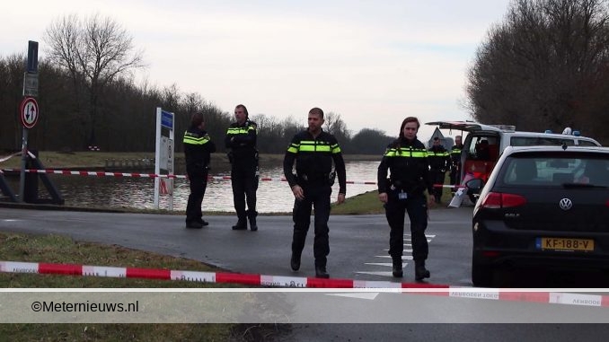 hulpdienstenrukkenmassaal uit pop in kanaal Groningen