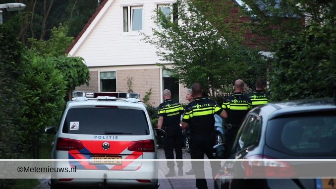 ARRESTATIETEAM HAALT VERWARDE MAN UIT HUIS GRONINGEN