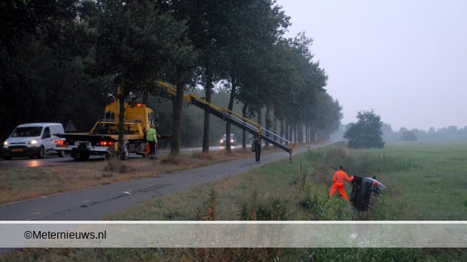 webauto slipt van het galddewegdek regen Boerakker