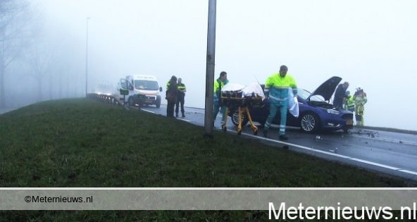 Gewonde na aanrijding in de mist in Zwartsluis. Gewonde na aanrijding in de mist in Zwartsluis.