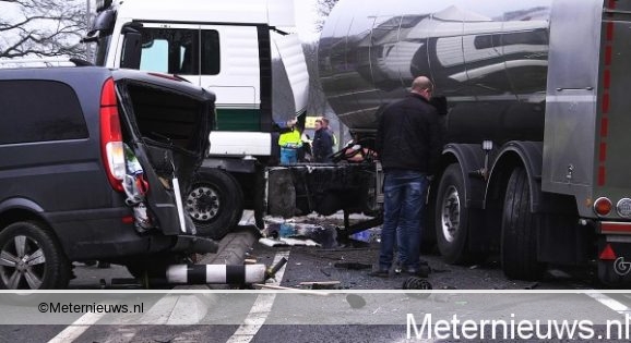 Ravage na ongeval met melktankwagen, busje en 2 auto’s op n34 Hardenberg.