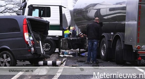 Ravage na ongeval met melktankwagen, busje en 2 auto’s op n34 Hardenberg. Ravage na ongeval met melktankwagen, busje en 2 auto’s op n34 Hardenberg.