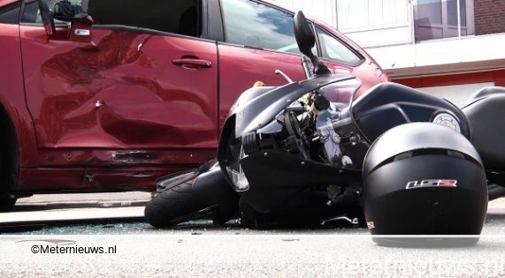 Motorrijder gewond na botsing met auto op A58 bij Tilburg.