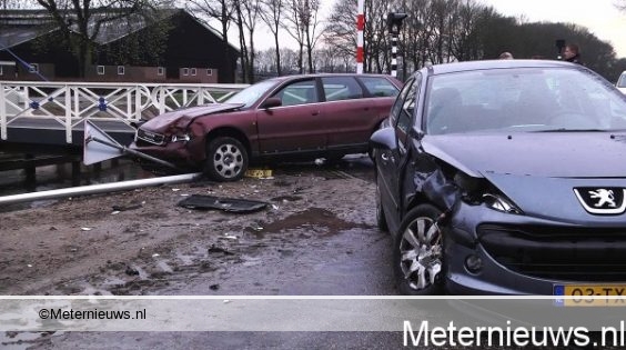 Veel schade na aanrijding in Oosterhesselen. Veel schade na aanrijding in Oosterhesselen.