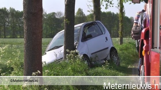 Brommobiel tegen boom Holtheme (video) |