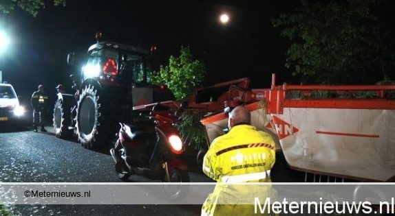 Bromfietser zwaargewond na botsing met tractor Ruinen. Bromfietser zwaargewond na botsing met tractor Ruinen.
