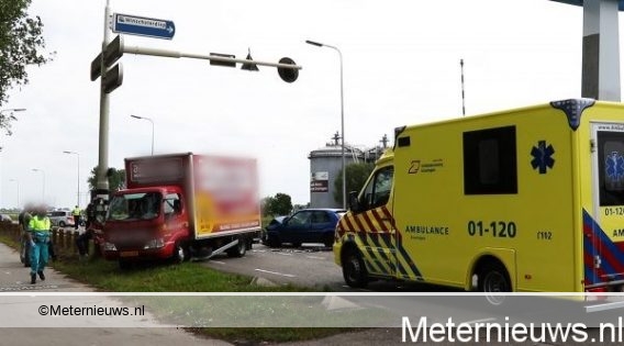 Gewonden bij botsing tussen busje en auto Groningen.