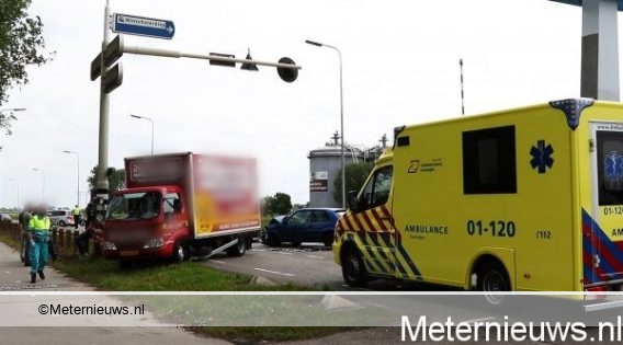 Gewonden bij botsing tussen busje en auto Groningen. Gewonden bij botsing tussen busje en auto Groningen.