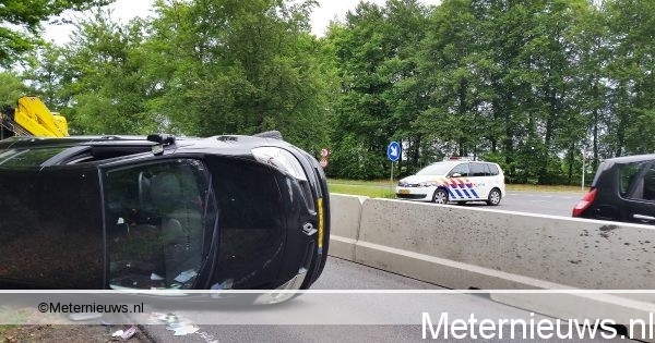 Auto op de kant na botsing met verkeersgeleider in Emmen. Auto op de kant na botsing met verkeersgeleider in Emmen.