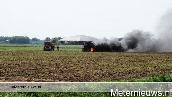 tractor in de brand in Onstwedde1
