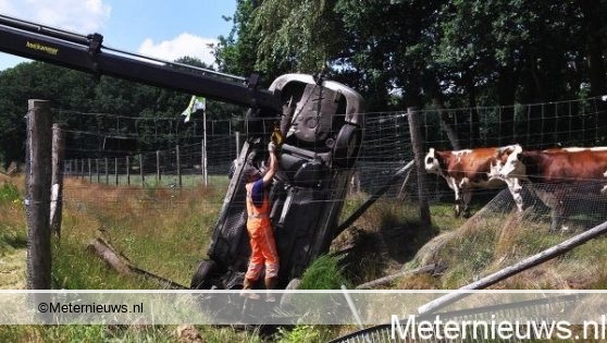 AUTO VERTICAAL NA CRASH OP A32 BIJ STEENWIJK