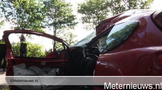 Automobiliste ernstig gewond bij botsing tegen boom in Exloo. Automobiliste ernstig gewond bij botsing tegen boom in Exloo.