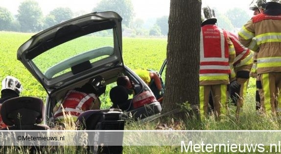 BRANDWEER HAALT VROUW UIT AUTO IN ELIM