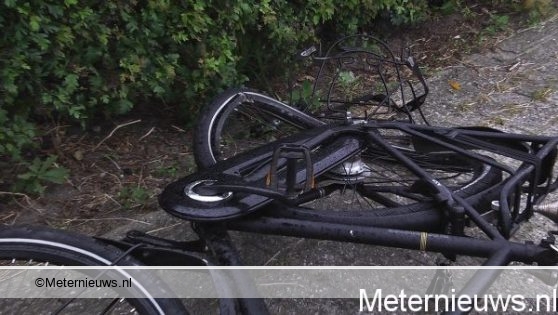 FIETSER ONDER AUTO IN STAPHORST