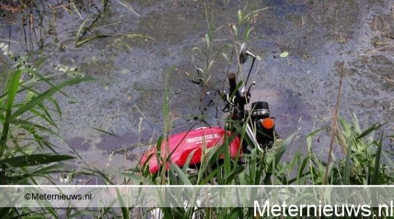 MOTORRIJDER ZWAAR GEWOND NA BOTSING MET AUTO IN WATERHUIZEN