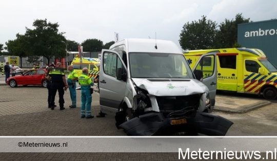 Twee gewonden bij aanrijding in Hoogeveen. Twee gewonden bij aanrijding in Hoogeveen.