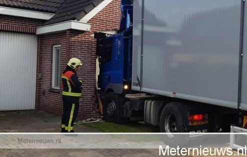 Vrachtwagen rijdt woning in Hijken binnen(Video) |