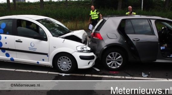 Twee gewonden na aanrijding in Groningen. Twee gewonden na aanrijding in Groningen.