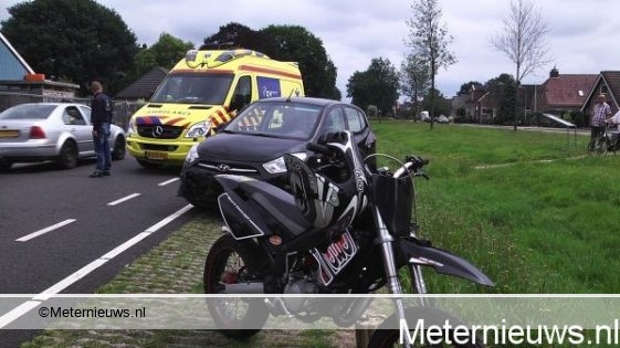 Bromfietser gewond bij aanrijding in Dedemsvaart. Bromfietser gewond bij aanrijding in Dedemsvaart.