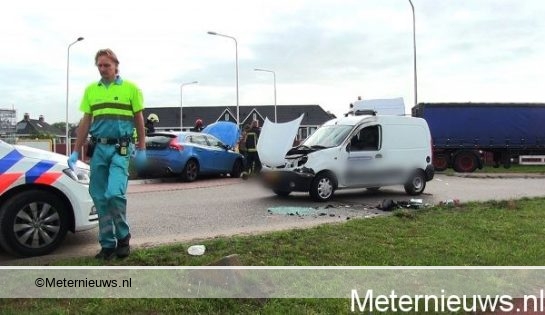 Veel schade en licht gewonde na ongeval op rotonde Meppel. Veel schade en licht gewonde na ongeval op rotonde Meppel.