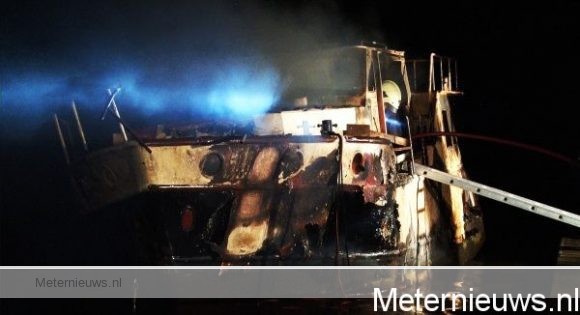 Plezierjacht uitgebrand op Zuidlaardermeer in Midlaren(Video) |