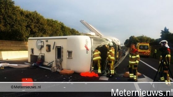 A28 AFGESLOTEN CAMPER OP DE KANT TWEE GEWONDEN STAPHORST DE WIJ