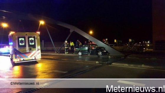 AUTO FRONTAAL OP EMMABRUG IN GRONINGEN