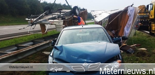 CARAVAN AAN FLARDEN NA ONGEVAL OP A28 PESSE2