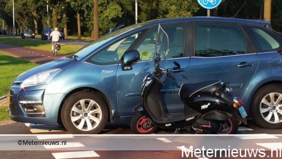 SCOOTERRIJDER GEWOND NA AANRIJDING AUTO RODEN2