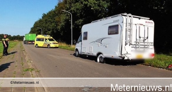 camperaangerdendoorvrachtwagenin-roden