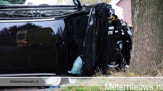 AUTO OP BOOM IN EERSTE EXLOERMOND
