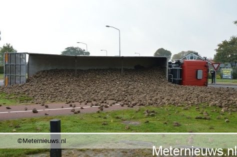 Vrachtwagen met bieten gekanteld Hoogersmilde. Vrachtwagen met bieten gekanteld Hoogersmilde.