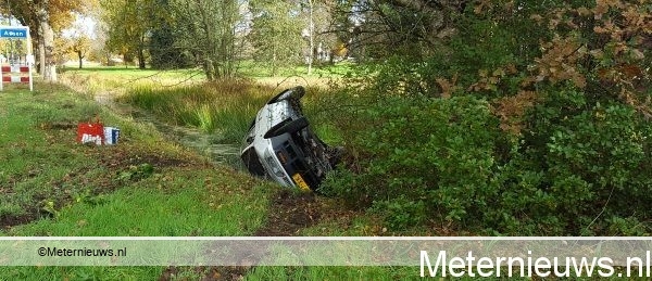 AUTO VAN DE WEG IN ASSEN