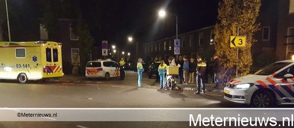 SCOOTERRIJDER BOTST OP AUTO IN ASSEN
