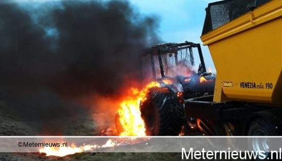 TRACTOR IN VUUR EN VLAM IN STEENDAM