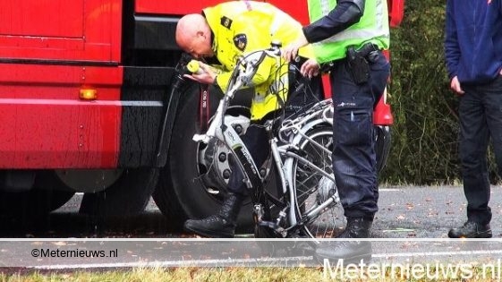 fIETSSTER ONDER VRACHTWAGEN IN VEENHUIZEN7