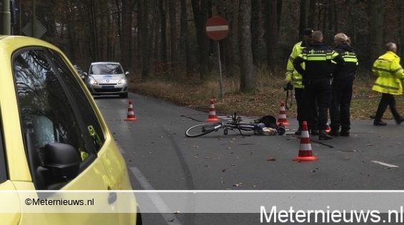 Fietser gewond na aanrijding in Emmen. Fietser gewond na aanrijding in Emmen.