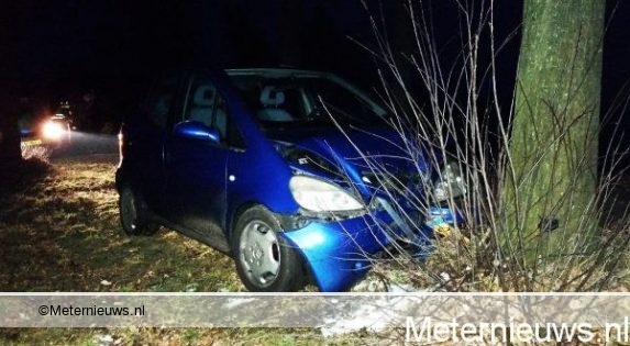 Automobilist gewond na botsing met boom in Geesbrug. Automobilist gewond na botsing met boom in Geesbrug.