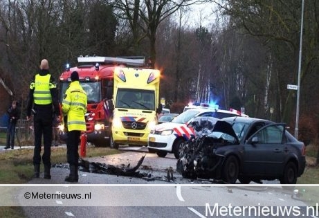 Dode en gewond na frontale aanrijding in Vlagtwedde. Dode en gewond na frontale aanrijding in Vlagtwedde.