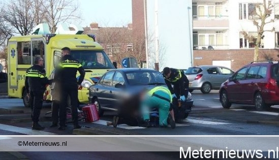 Fietsster gewond na botsing met auto in Groningen.