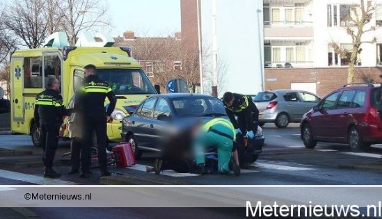 Fietsster gewond na botsing met auto in Groningen. Fietsster gewond na botsing met auto in Groningen.