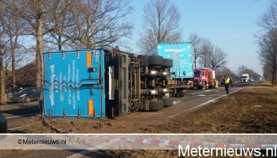 VRACHTWAGEN TEGEN BOOM OPN377 BALKBRUG2