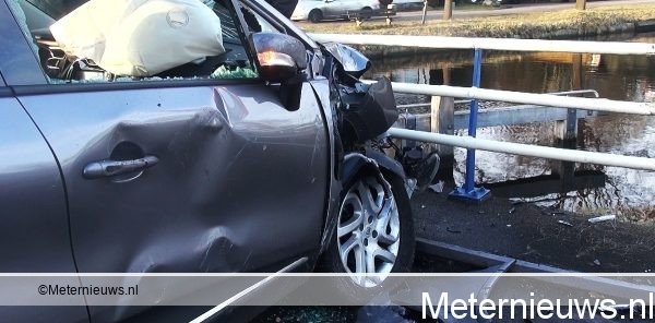 Automobilist botst op brugleuning na botsing met tractor in Bovensmilde. Automobilist botst op brugleuning na botsing met tractor in Bovensmilde.