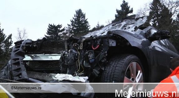 Auto vliegt in brand na aanrijding in Emmen. Auto vliegt in brand na aanrijding in Emmen.