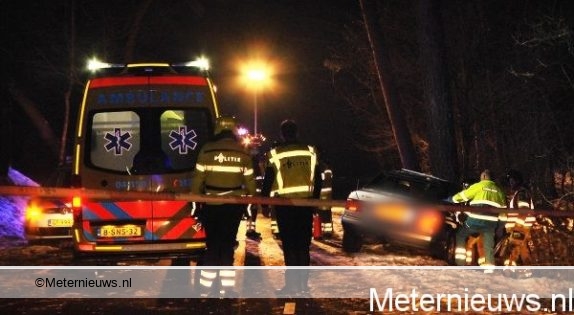 Twee gewonden bij eenzijdig ongeluk in Beerze. Twee gewonden bij eenzijdig ongeluk in Beerze.