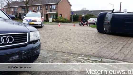 Auto op de kant in Hoogeveen na aanrijding. Auto op de kant in Hoogeveen na aanrijding.